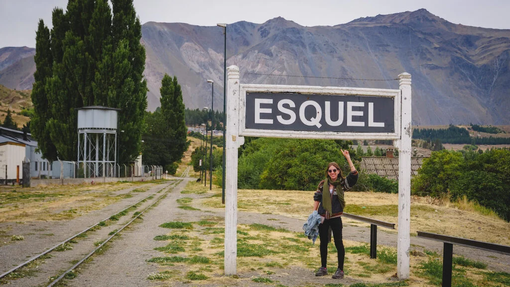 How to get to Esquel - sign at train station.