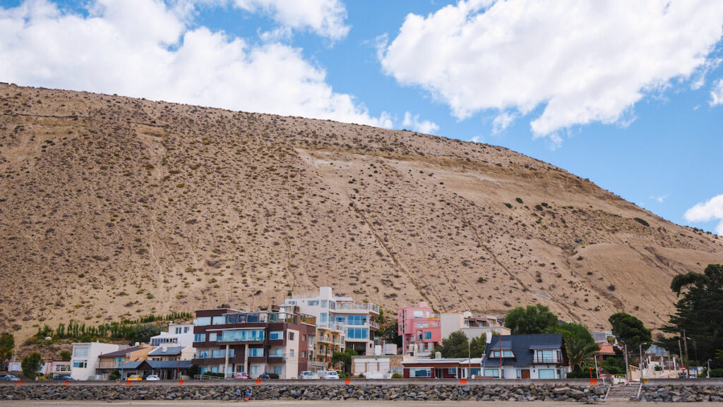 Beach houses and cliffs in Rada Tilly, a super easy day trip from Comodoro Rivadavia 