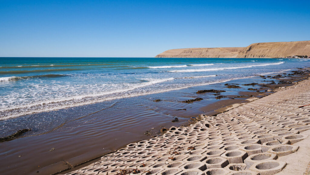 One of the best things to do in Rada Tilly is to enjoy the long, wide open beach 