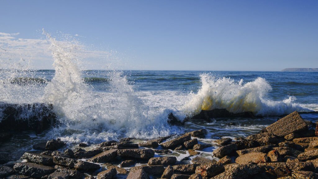 Crashing waves along the shore in Comodoro Rivadavia