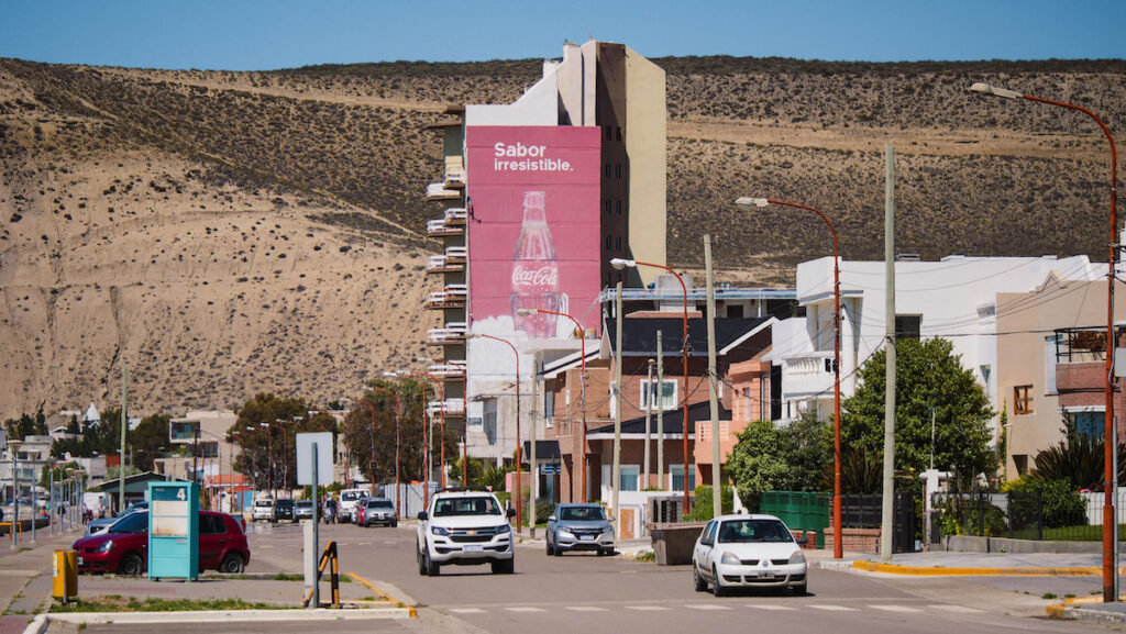 The streets of Rada Tilly with the cliffs in the background.