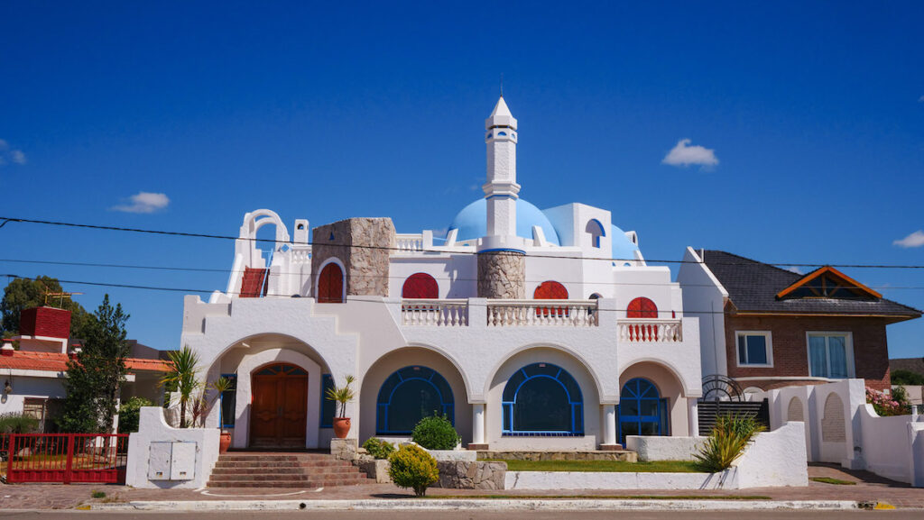 A house inspired by Santorini in Rada Tilly, Chubut, Argentina 