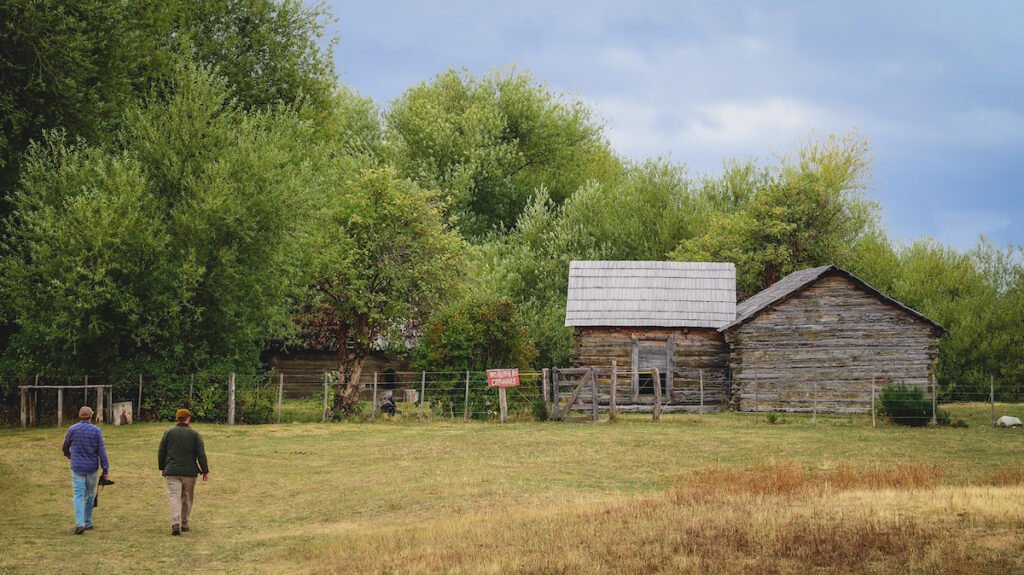 How to get to the Butch Cassidy Ranch - walking to the cabins.