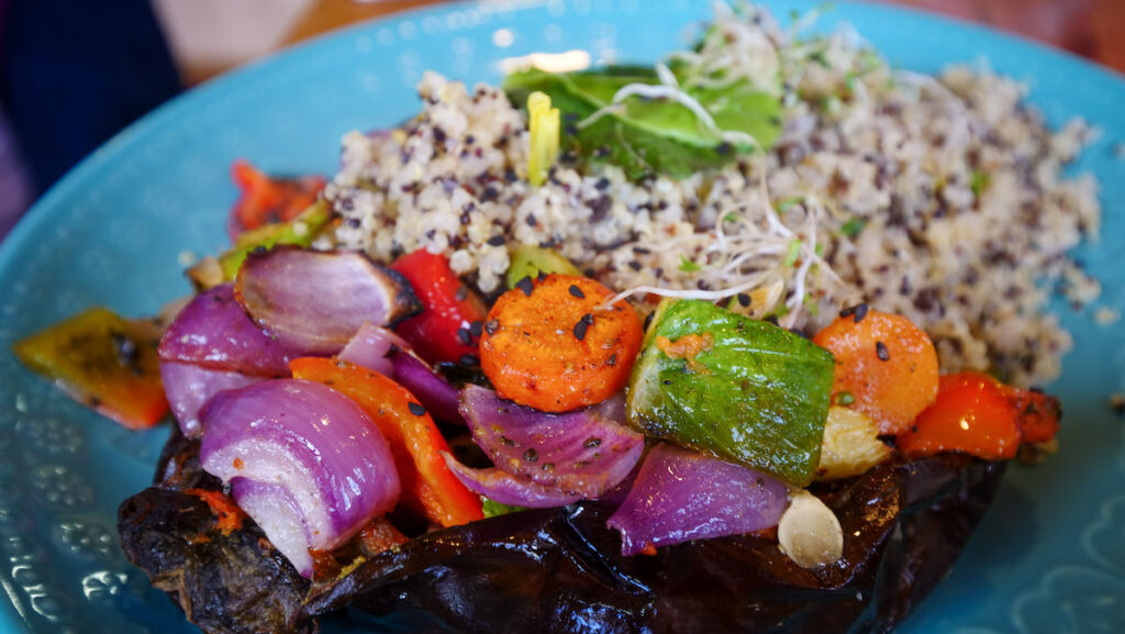 Quinoa and grilled vegetable bowl at Curcuma, a vegan restaurant located in El Chalten.