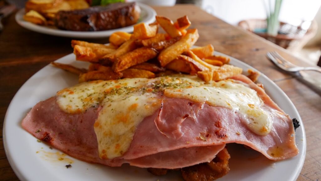 Milanesa a la napolitana at El Mitre in San Antonio de Areco