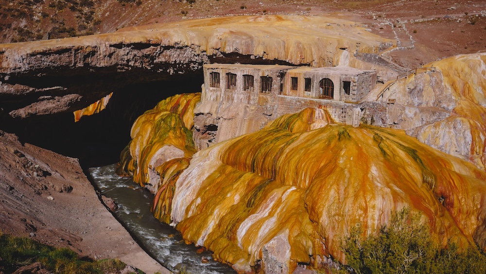 Puente del Inca is a natural arch formation over the Las Cuevas River, which is a tributary of the Mendoza River.