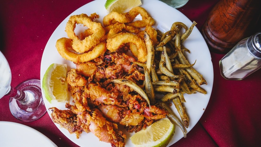 Fried seafood platter featuring rabas (calamari), octopus and fish.