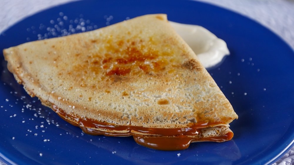 Panqueques con dulce de leche are crêpes stuffed with caramel spread.