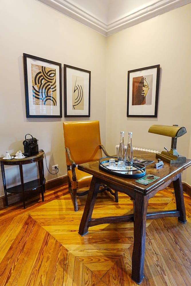 Office and welcome room of our suite.