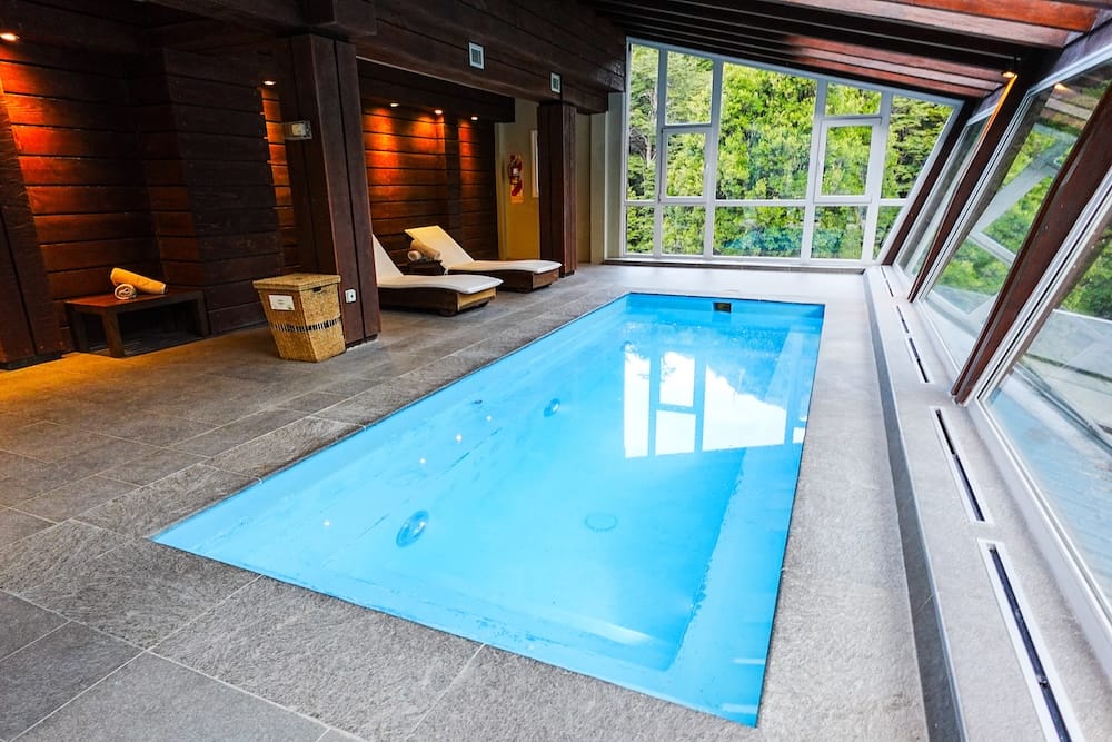 The heated swimming pool and relaxation area at Hotel Puerto Blest, which can be enjoyed by overnight guests.