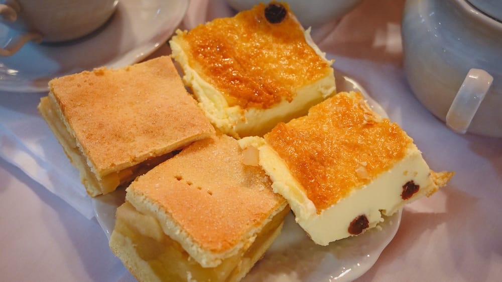 A plate with apple pie and cream pie, some of the desserts you can enjoy at Ty Te Caerdydd.